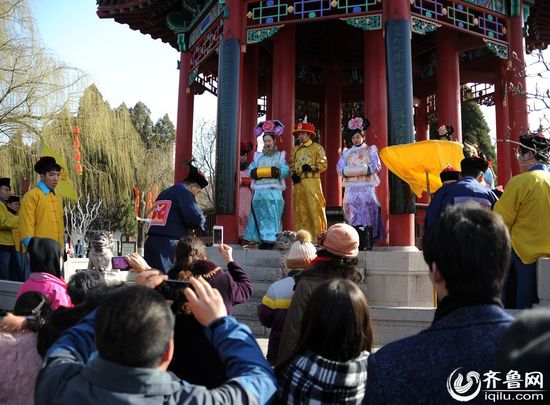 “乾隆”携妃巡游大明湖 边走边逛尝小吃