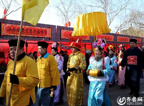 “乾隆”携妃巡游大明湖 边走边逛尝小吃