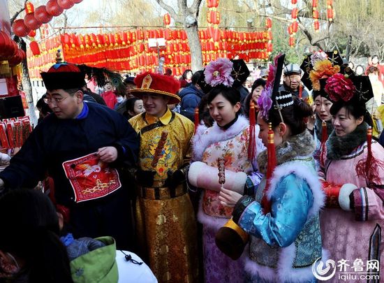 “乾隆”携妃巡游大明湖 边走边逛尝小吃