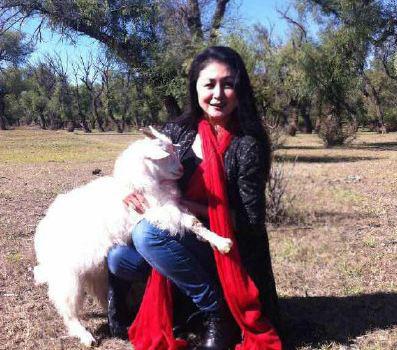 赵本山小姨子低胸装怀抱小羊 43岁依旧漂亮