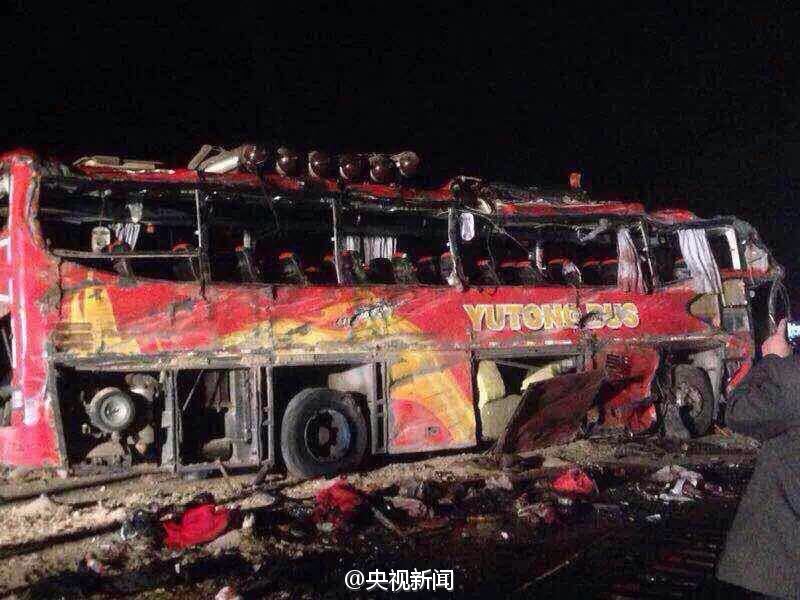 巴楚县客车发生侧翻 造成22人死亡38人受伤