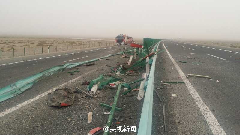 巴楚县客车发生侧翻 造成22人死亡38人受伤