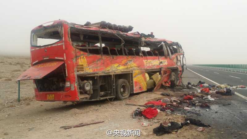 巴楚县客车发生侧翻 造成22人死亡38人受伤