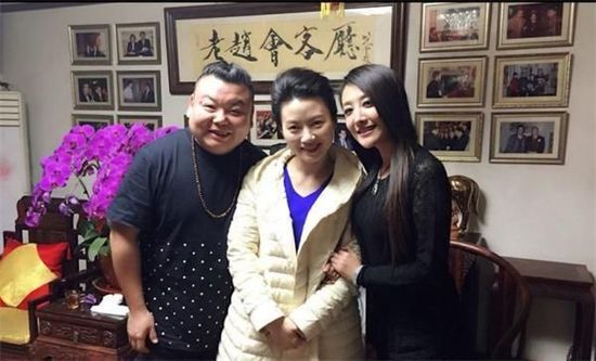 赵忠祥邀请左岩等宾客到家中聚餐。