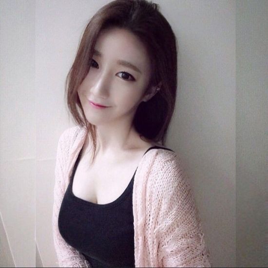 韩国雪肌女实习老师网络上走红 雄伟豪乳于一身