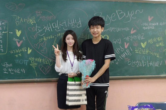 韩国雪肌女实习老师网络上走红 雄伟豪乳于一身