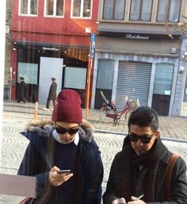 柯震东父子街上闲逛 橱窗前玩<a href='http://www.bjxxg.cn/tech/shouji/' target='_blank'><u>手机</u></a>【图】