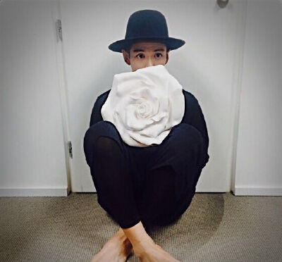 柯震东父子街上闲逛 橱窗前玩<a href='http://www.bjxxg.cn/tech/shouji/' target='_blank'><u>手机</u></a>【图】