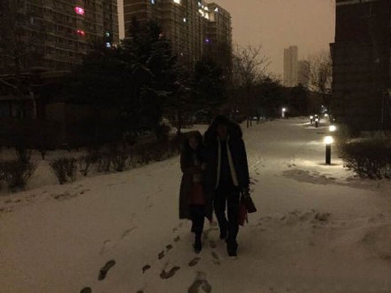 伊能静回婆家过新年 不惧寒冷踏雪买雪糕【图】