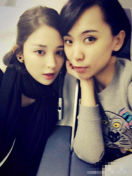 古力娜扎晒与姐姐合照 姐姐撞脸黄磊妻子