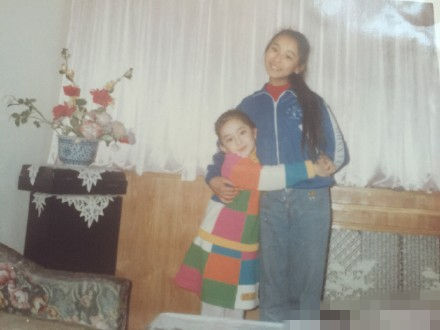 古力娜扎晒与姐姐合照 姐姐撞脸黄磊妻子