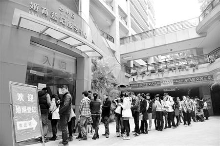 厦门落户新政 市民扎堆登记结婚办理落户