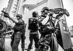 北上广等地特警配拐弯枪 多国警方希望购买