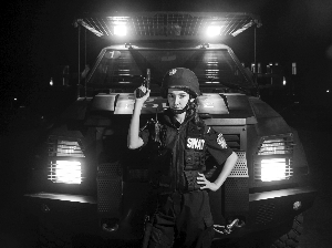 北上广等地特警配拐弯枪 多国警方希望购买