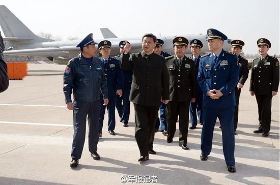 军媒发习近平视察部队照 进战机座舱体验