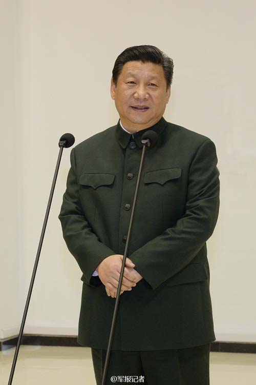 军媒发习近平视察部队照 进战机座舱体验