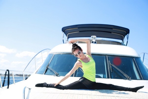 李冰冰一字马贺42岁生日 称望80岁还能劈