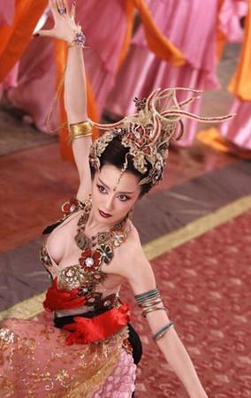 妲己没有被剪胸！编剧：人不可以露，妖怪可以