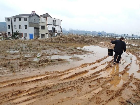 湖北钉子户被断水数月 房屋被围成“孤岛”