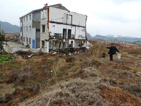 湖北钉子户被断水数月 房屋被围成“孤岛”