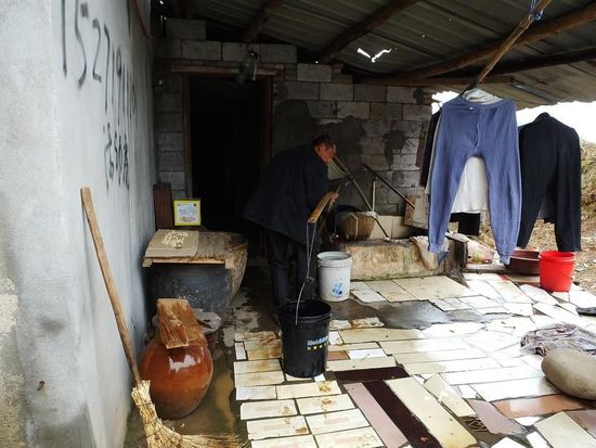 湖北钉子户被断水数月 房屋被围成“孤岛”