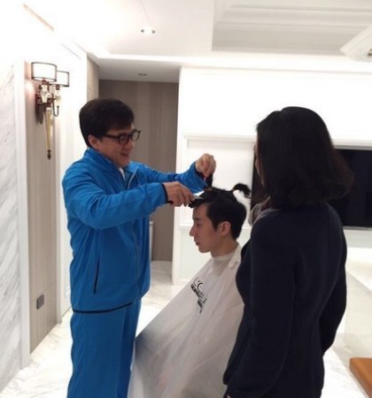 成龙称祖名变乖不习惯 笑称让其每年都进下监狱