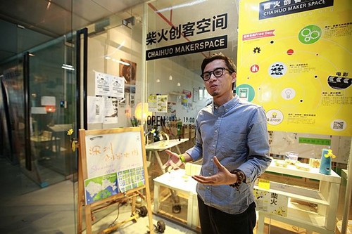 1月4日，新年第一个工作日，正在深圳考察的国务院总理李克强来到柴火创客空间，体验各位年轻“创客”的创意产品。