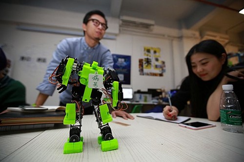 在李克强总理年初的考察后，深圳柴火创客空间的产品“绿机器人”被累成了“病号”。