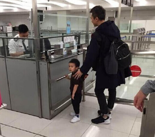 邓超一家四口现身机场 《奔跑吧兄弟》第二季孙俪或加盟