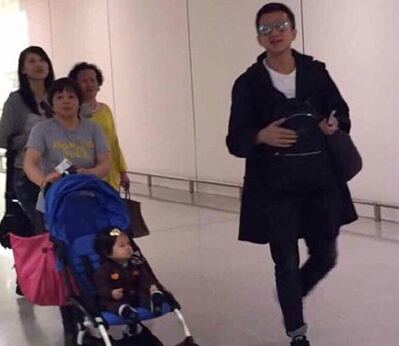 邓超一家四口现身机场 《奔跑吧兄弟》第二季孙俪或加盟