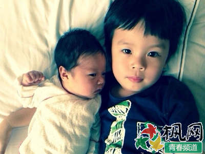 邓超一家四口现身机场 《奔跑吧兄弟》第二季孙俪或加盟