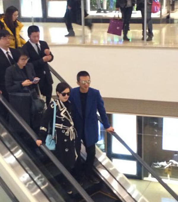 邓超一家四口现身机场 《奔跑吧兄弟》第二季孙俪或加盟