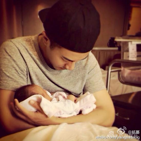 刘恺威抱着女儿小糯米