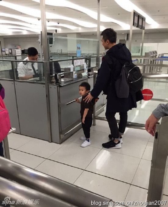 邓超一家四口现身机场 兄妹俩正面照合体曝光