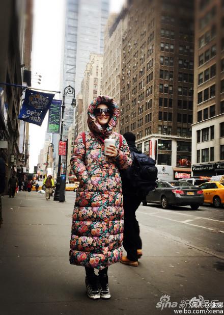 谢娜纽约街头穿大花袄