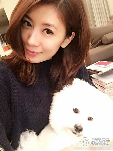 贾静雯搂女儿带爱犬上街 背影出镜显温馨【图】