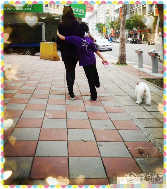 贾静雯搂女儿带爱犬上街 背影出镜显温馨【图】