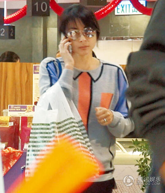 贵妇郭晶晶持家有道 购物不忘办停车优惠省钱