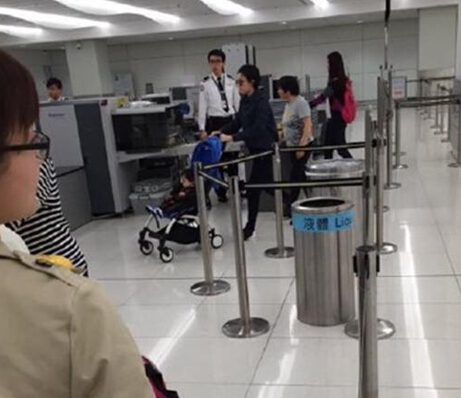 邓超一家四口现身机场 统一着装一副度假的“标配”行头