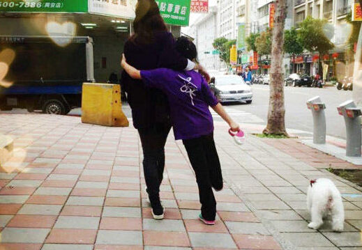 贾静雯搂抱女儿带爱犬上街 背影出镜显温馨