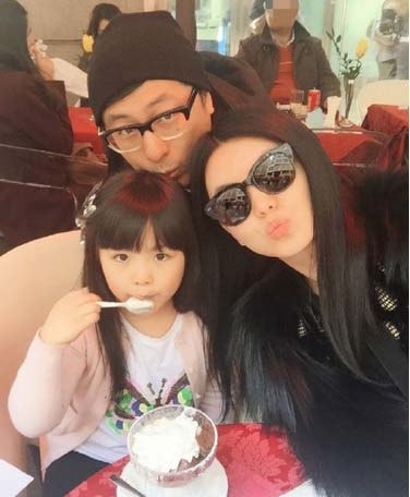 李湘晒全家福 王诗龄嘟嘴搞怪王岳伦显憨厚