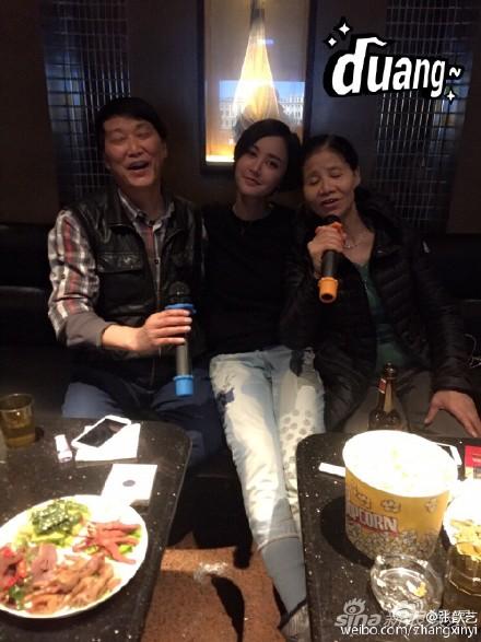 张歆艺爸爸妈妈唱歌时实在太忘情陶醉了