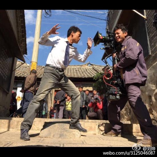 刘烨和张译正在山里拍戏