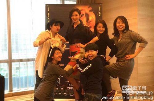 林志玲与工作人员搞笑合影小腹微凸被指变胖（图）