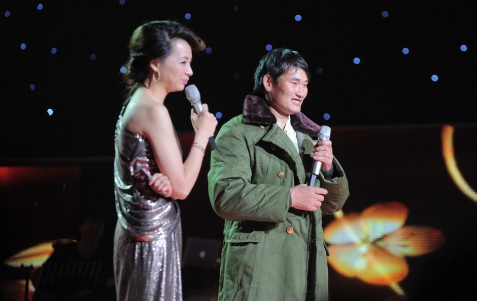 大衣哥晒ps全家福 回应这是网友PS制作