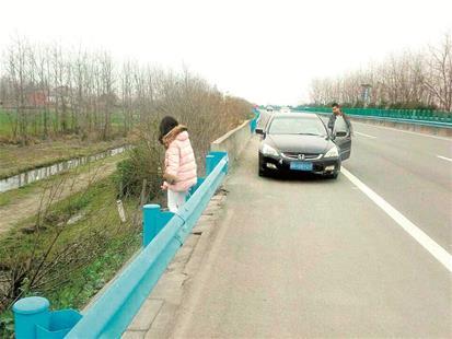 女子高速上随手抛垃圾 失手扔出钱包损失2000多元