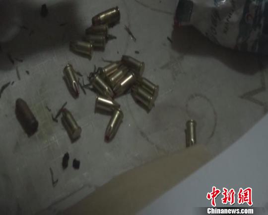 毒枭包车跨省运毒 携90后情人批发分销毒品 