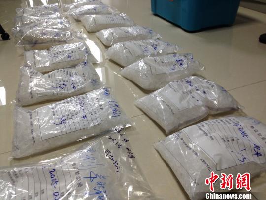 毒枭包车跨省运毒 携90后情人批发分销毒品 