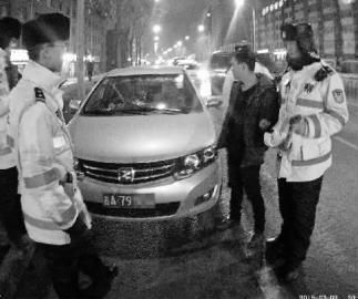 司机酒驾被查后弃车逃入饭店 假扮厨师切菜(图)