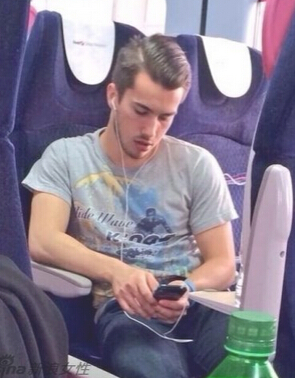 英国地铁帅哥爆红 中国妹子怒喊要组团远嫁